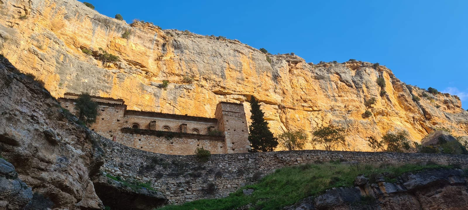 Das Heiligtum in der Felswand